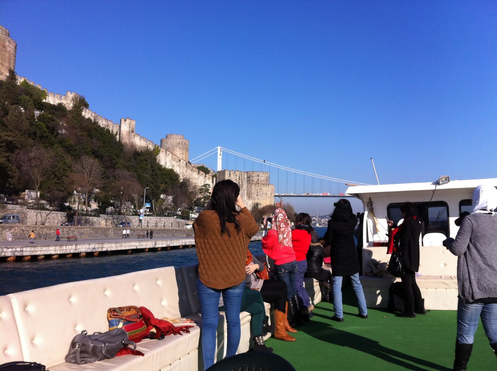 הפלגה שבה לראשונה כולנו קמות ורוקדות יחד. בלי מילים או לאומים. רק נשים שרוקדות, צוחקות ונהנות.