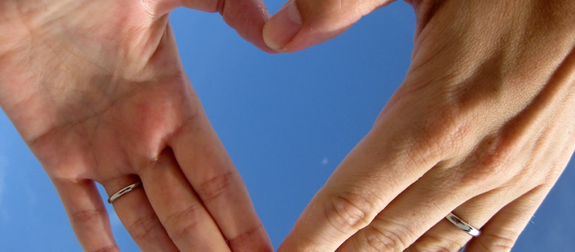 Two_left_hands_forming_a_heart_shape-2
